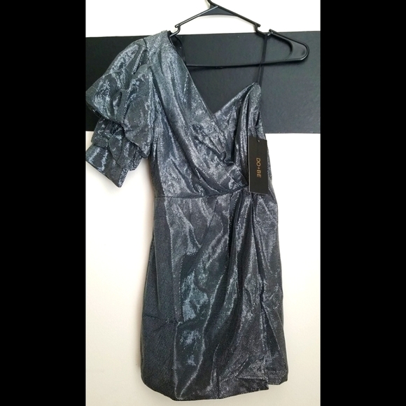 NEW LISTING! BRAND NEW WITH TAGS DO+BE Manhattan Puff Sleeves Dress - Picture 4 of 16